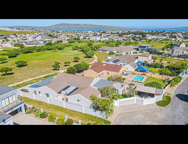9 BEDROOM HOUSE FOR SALE IN COUNTRY CLUB